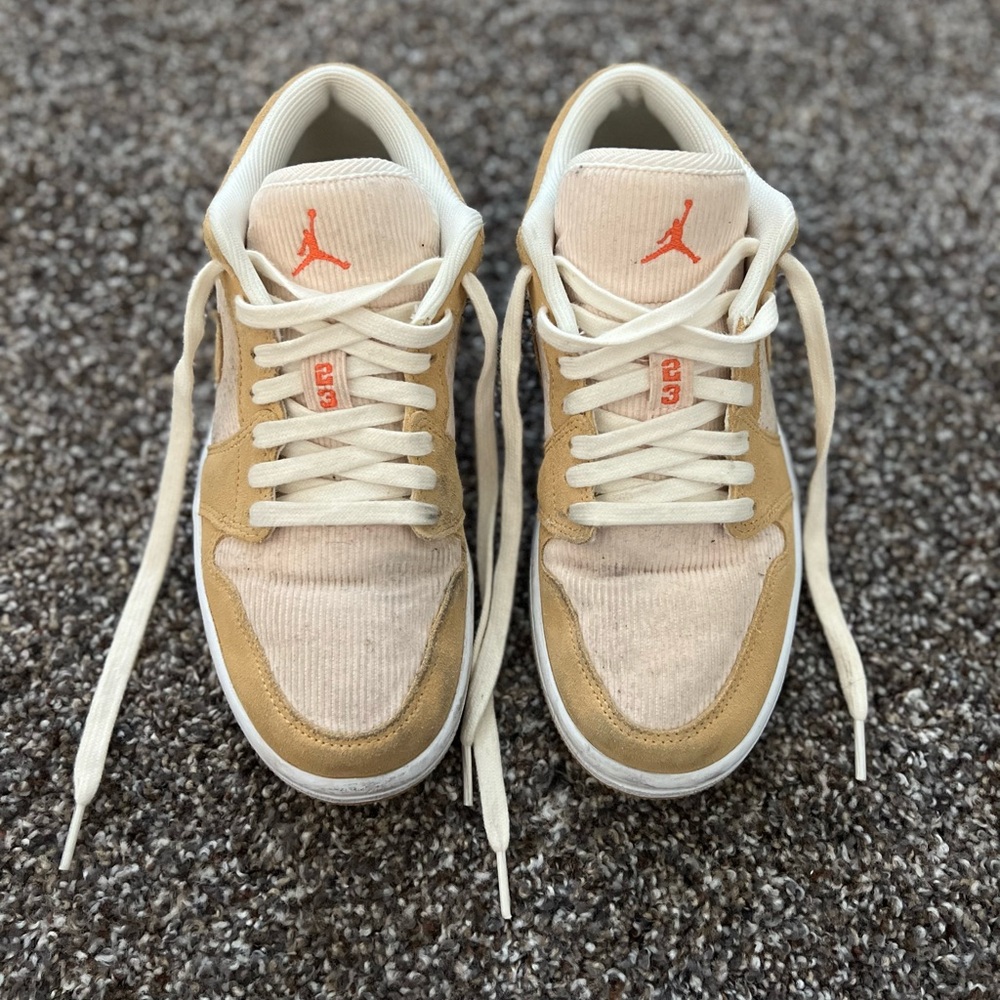 Women’s Jordan 1 Low - Picture 3 of 4